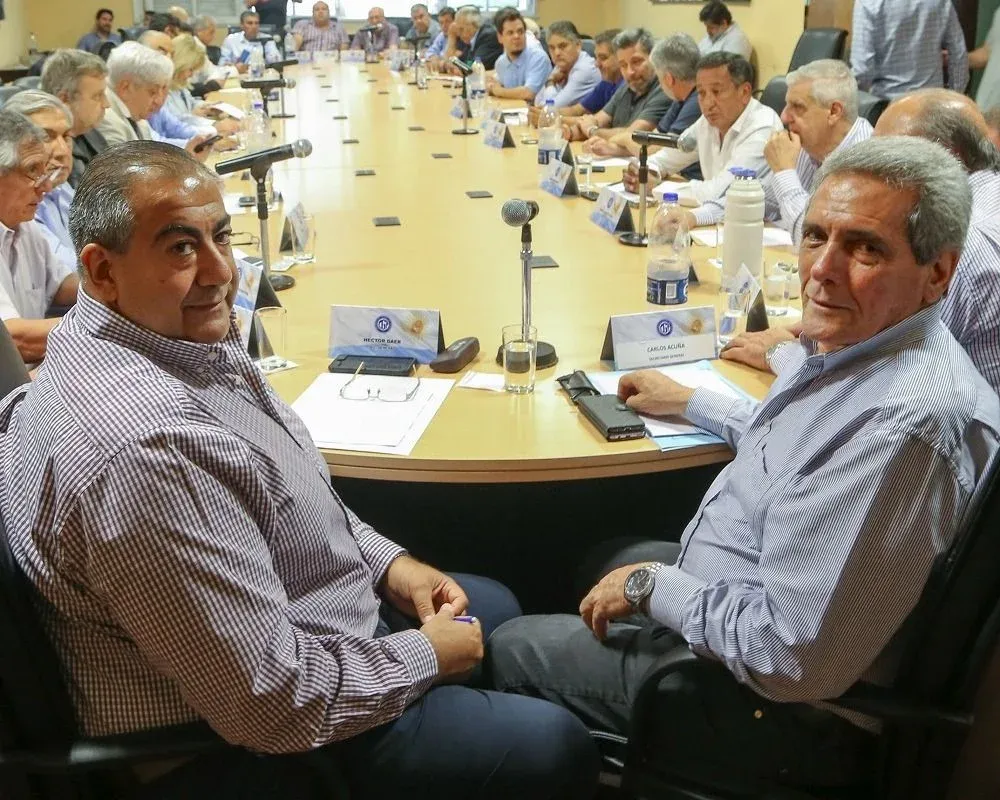 Héctor Daer y Carlos Acuña, enfrentados en la conducción de la CGT