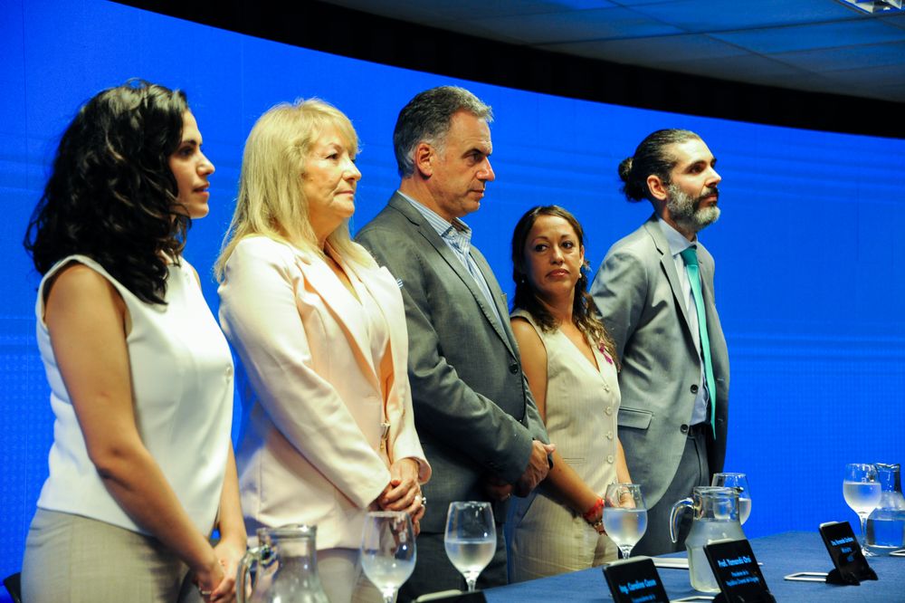 Fernanda Cardona y otras autoridades del Ministerio de Industria, junto a Yamandú Orsi y Carolina Cosse