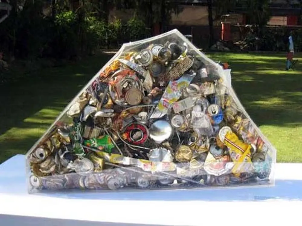 Escultura hecha con basura del Monte Everest