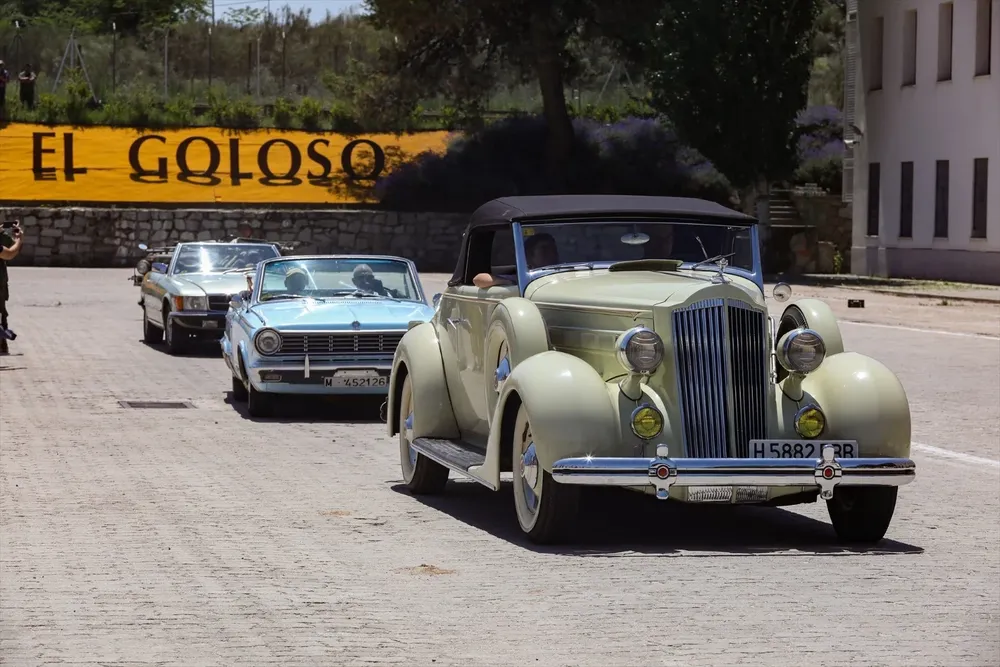 Varios vehículos durante una concentración motera, en la base militar El Goloso.