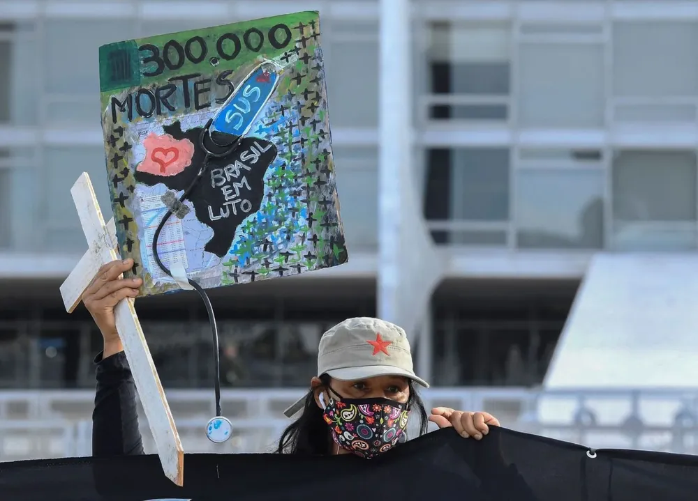 Protesta por las 300 mil muertes por covid-19 en Brasil