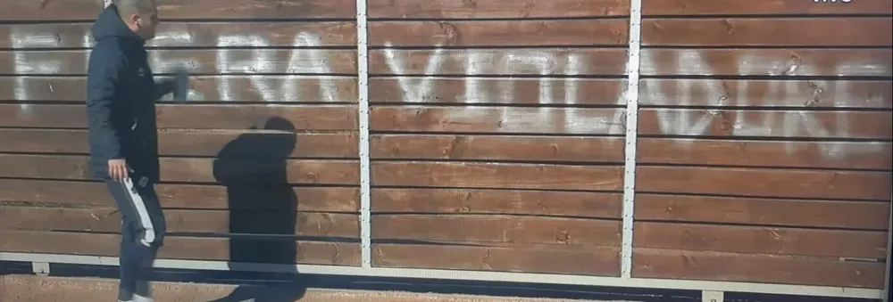 Un hincha de Nacional pintó el portón de Los Céspedes: Fuera violadores