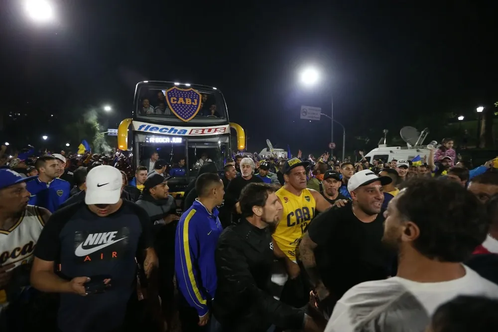 Capos de la barra de Boca, entre ellos Rafa Di Zeo, en el centro de la iamgen, acompañaron el ómnibus del equipo