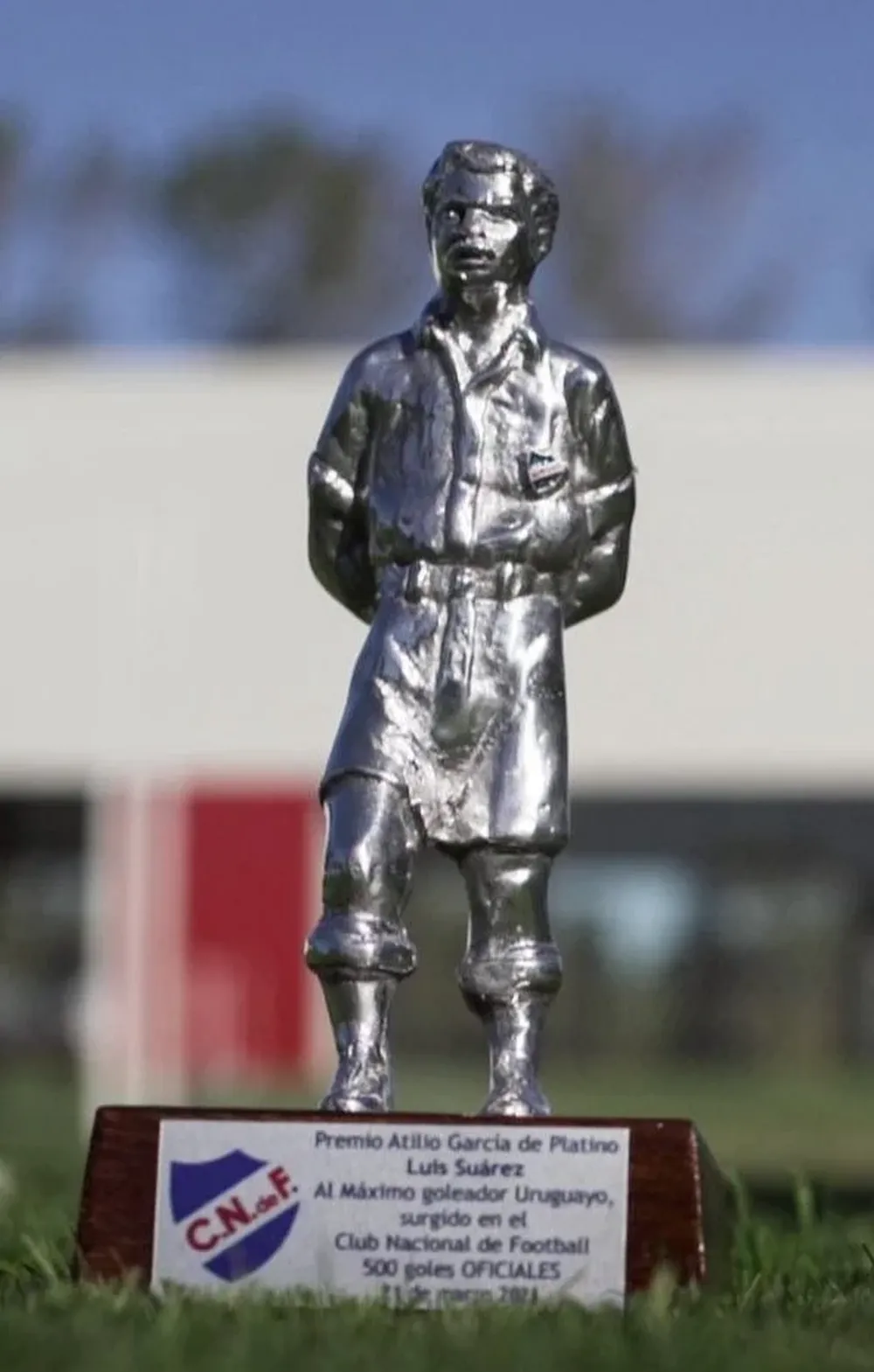 El Atilio de platino que Nacional le envió a Luis Suárez por ser el uruguayo con más goles oficiales de la historia