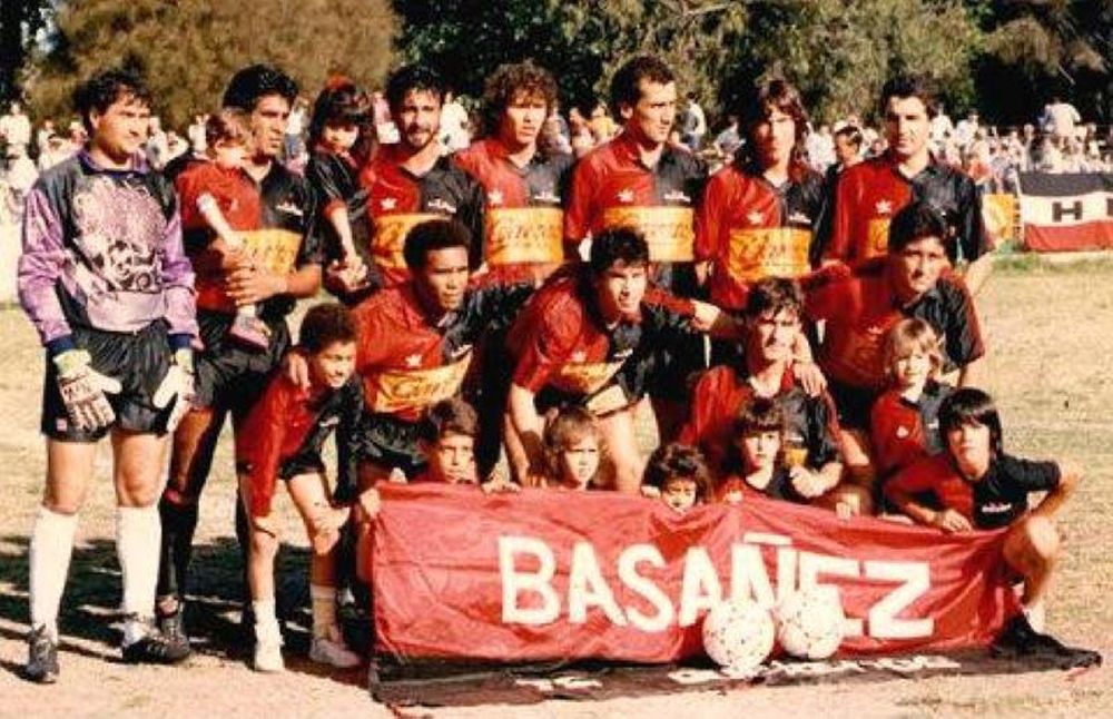 Basáñez en 1992: arriba, Sergio Navarro, Nelson Quevedo, Osvaldo Streccia, José Enrique De los Santos, Jacinto Cabrera, Luis Romero y Ariel Krasouski; abajo, Luis Cardozo, Juan González, Alejandro Aguerre y Washington Méndez