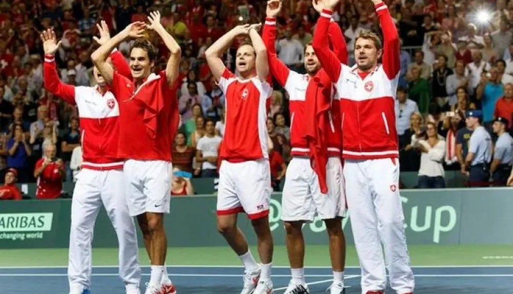 Federer y el equipo suizo festejan