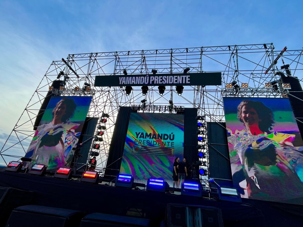 Escenario del Frente Amplio frente al hotel NH Columbia