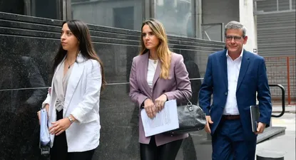 Carolina Ache entrando a declarar junto con sus abogados, entre ellos el exfiscal de Corte, Jorge Díaz Carolina Ache entrando a declarar junto con sus abogados, entre ellos el exfiscal de Corte, Jorge Díaz