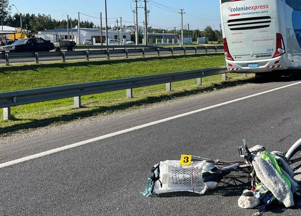 Bicicleta de la mujer fallecida en el medio de la Ruta 1