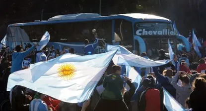 Hinchas argentinos saludan a su selección