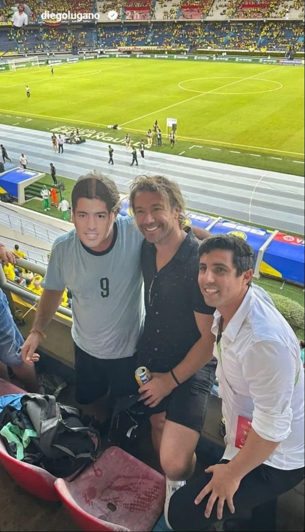 La foto de Lugano junto a un Luis Suárez enmascarado y Matías Pérez
