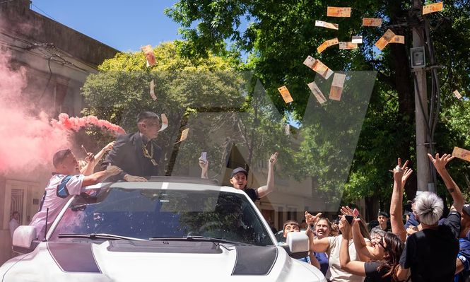 L-Gante festejó la sentencia con sus fans en la calle: billetes al aire, bocinazos y bengalas subido a una camioneta