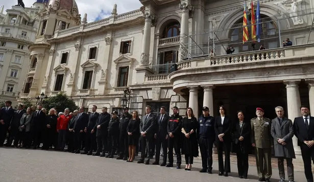 Minuto de silencio por las víctimas del incendio del barrio de Campanar, en Valencia.