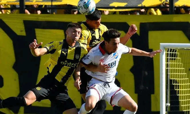 Peñarol y Nacional, clásico del fútbol uruguayo