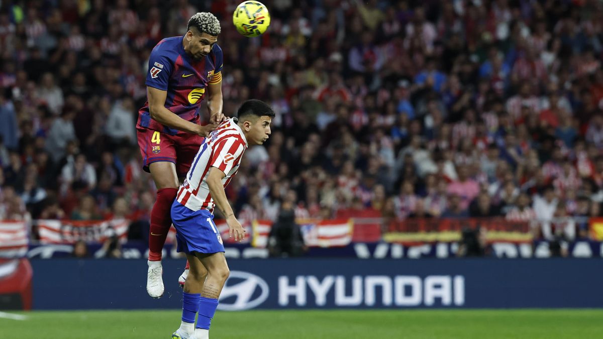 Se encienden las alarmas en Uruguay: Ronald Araujo salió lesionado en el partido entre Barcelona y Atlético de Madrid, a dos meses del Mundial 2026