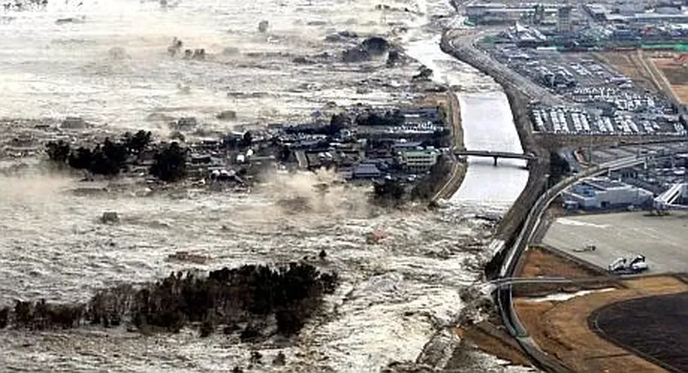 Imagen del tsunami en la ciudad de Iwanuma, al norte de Japón