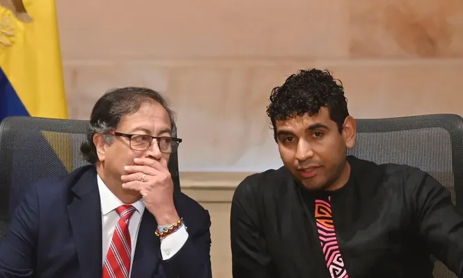 Gustavo Petro, junto a su hijo Nicolás, ahora detenido.