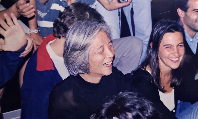 El arquitecto japonés Hiroshi Hara (1936-2025) con estudiantes uruguayos