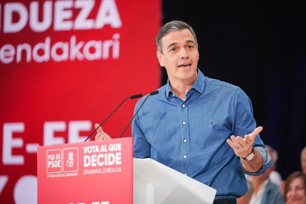 El presidente del Gobierno y líder del PSOE, Pedro Sánchez, interviene durante un acto de campaña del PSOE, en el Palacio Europa.