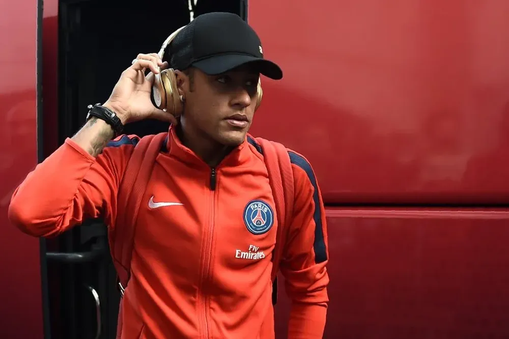 Neymar en la llegada al estadio de Guingamp para su debut