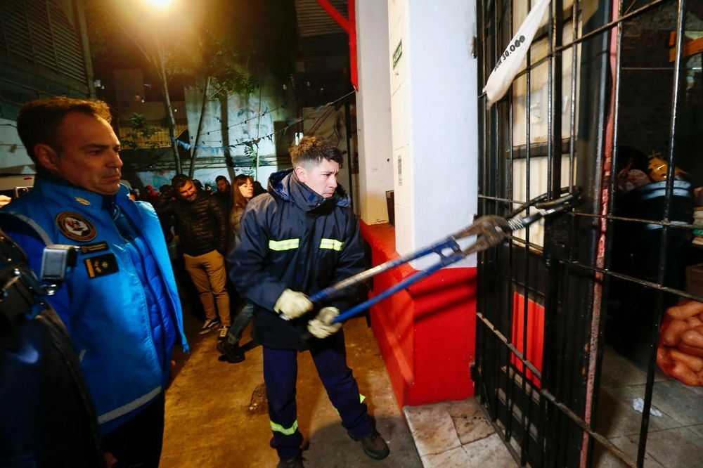 Este desalojo fue realizado por un operativo conjunto entre la Policía de la Ciudad de Buenos Aires y los ministerios de Espacio Público y Desarrollo Humano.
