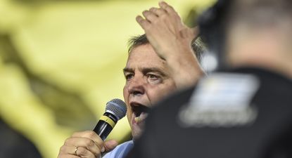 Diego Aguirre celebrando con los hinchas de Peñarol el título del Campeonato Uruguayo 2024