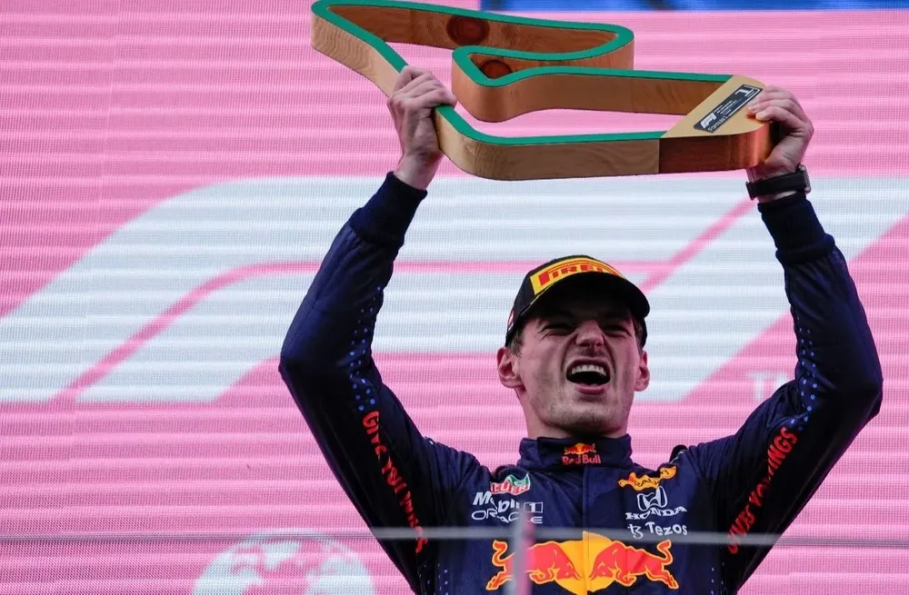 Max Verstappen celebra un nuevo triunfo en Fórmula Uno