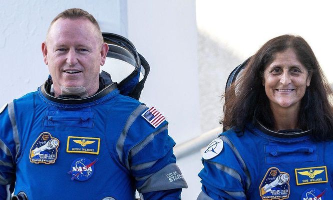 Butch Wilmore y Sunita Williams antes del lanzamiento de su misión en junio.