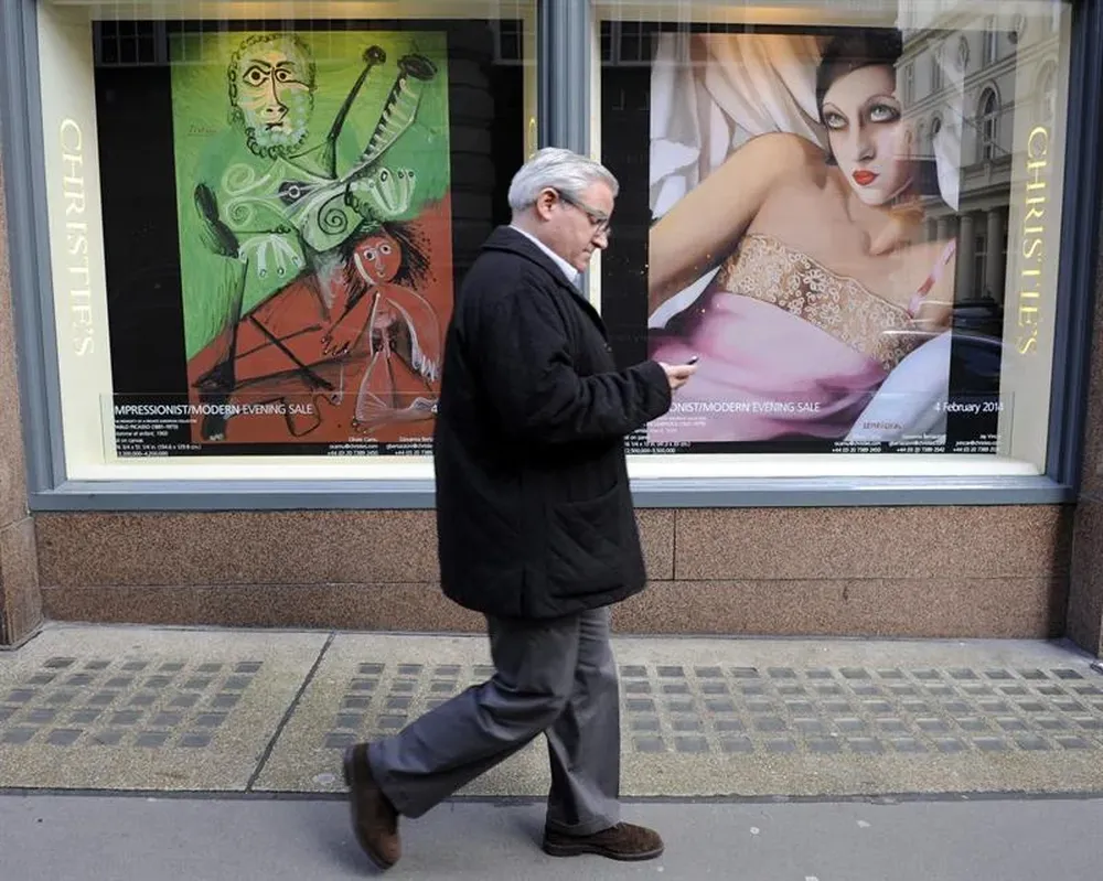 Reino Unido- Un hombre pasa junto a la casa de subastas Christies
