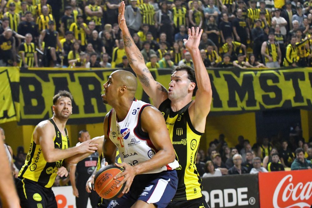 Nacional le ganó bien a Peñarol el clásico por la Liguilla de la Liga Uruguaya de Básquetbol jugando como visitante