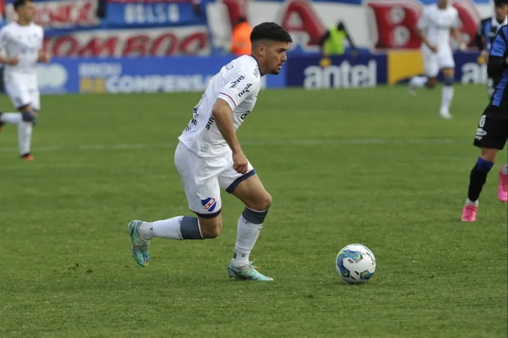 Federico Martínez en otra opaca presentación
