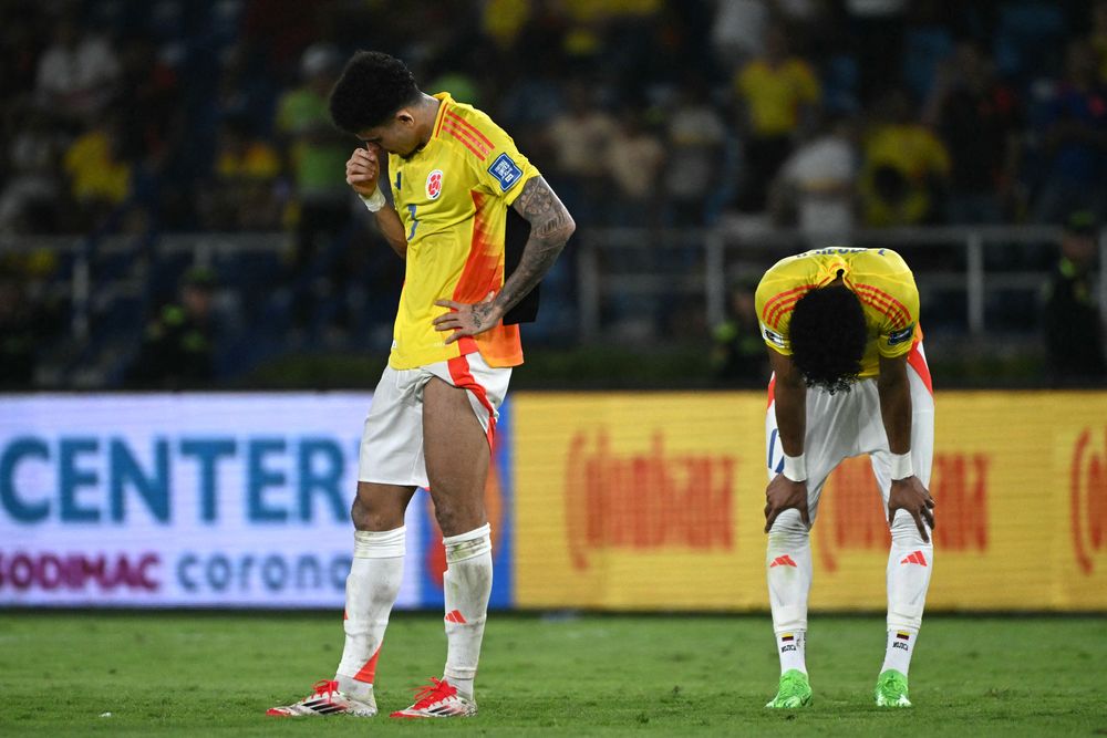 Luis Díaz y Johan Mojica de Colombia no pueden creer que Paraguay les empató por Eliminatorias