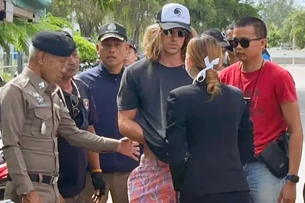 Daniel Sancho con la policía de Tailandia