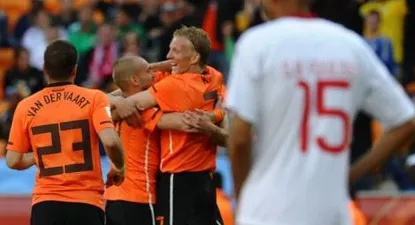 Holanda festeja y Poulsen (15) lo sufre.