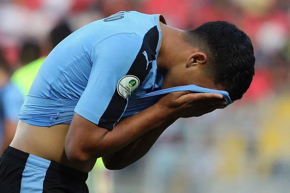 Maximiliano Araújo se lamenta durante el partido ante Perú