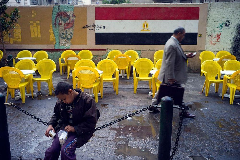 Busca entre tus fotos a ver si encuentras una de estas sillas, en tu entorno o en tus viajes, como en este café de El Cairo, Egipto.