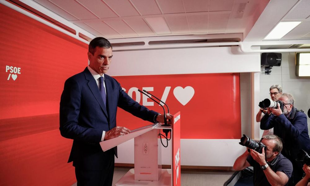 Pedro Sánchez en la rueda de prensa en la sede del PSOE.