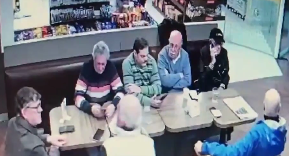 Insólito video: terminaron a las piñas peleando por un diario en una estación de servicio en Santa Fe