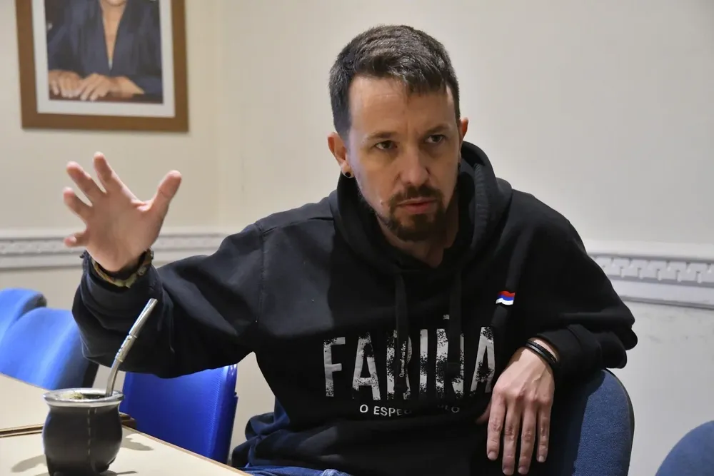 Pablo Iglesias en la Huella de Seregni durante su visita a Montevideo