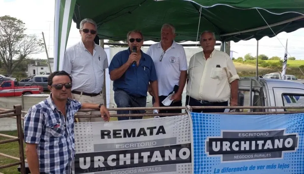 El equipo de Urchitano con Villiam Schmidt
