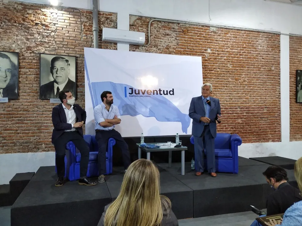 El expresidente recibió una placa en su homenaje