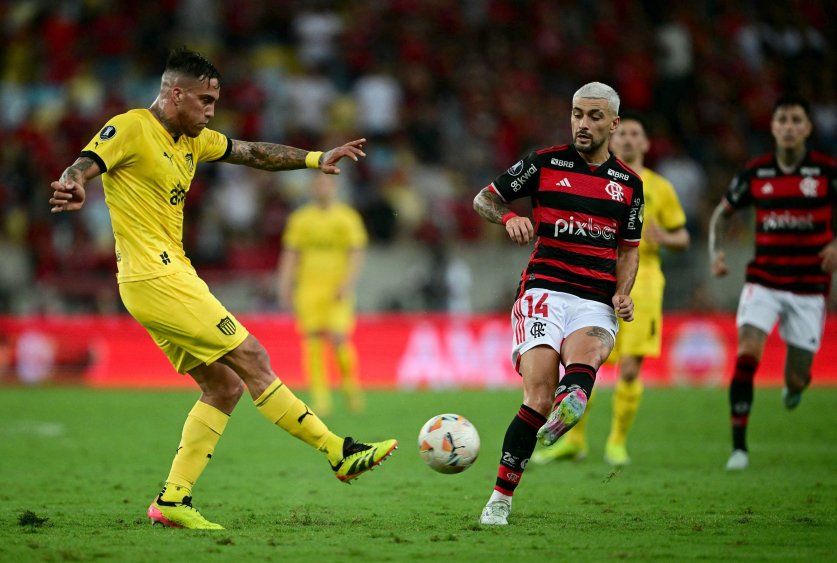 Javier Méndez &nbsp;en Peñarol vs Giorgian De Arrascaeta de Flamengo por Copa Libertadores
