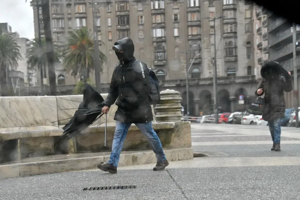 El ciclón azotó Montevideo durante el 28 de junio principalmente