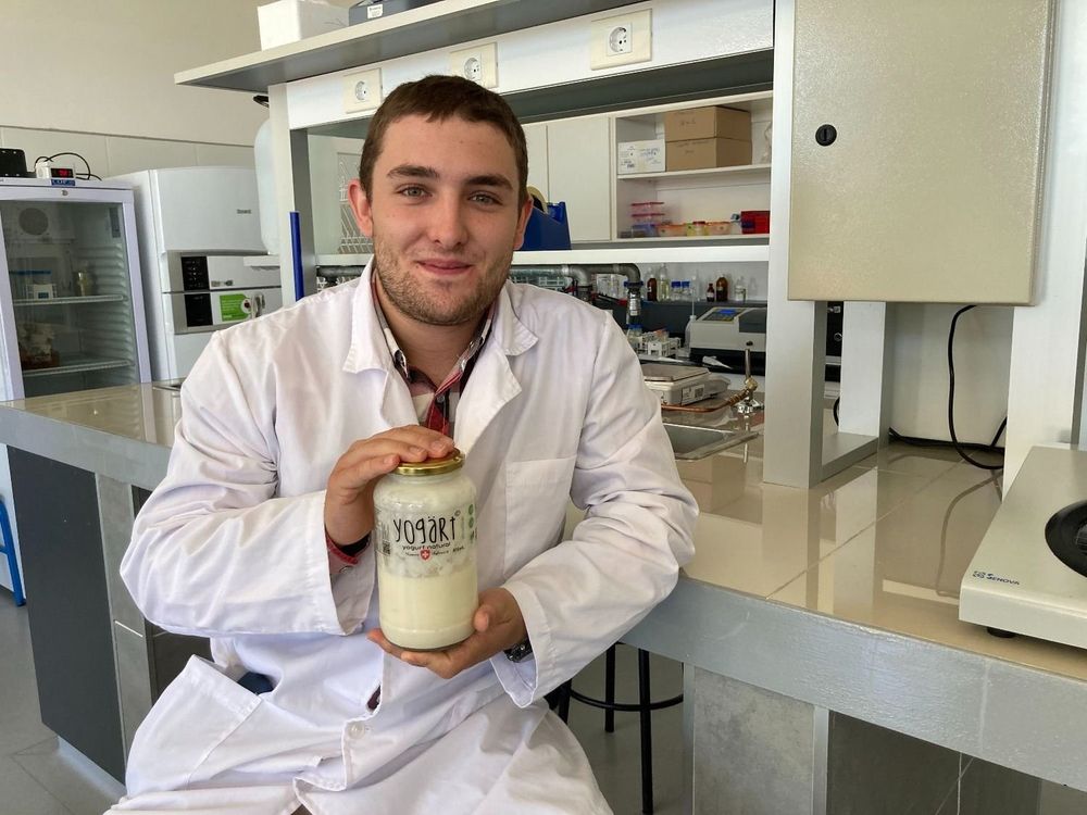 Gian en uno de los laboratorios de UTEC donde hizo las pruebas para producir Yogärt.