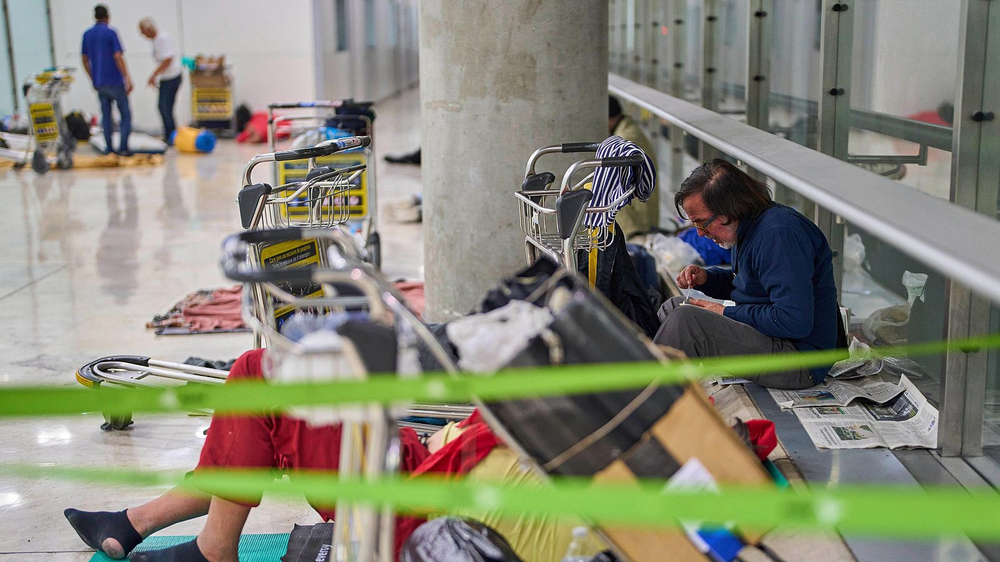 Cientos de personas viven en el Aeropuerto de Barajas.