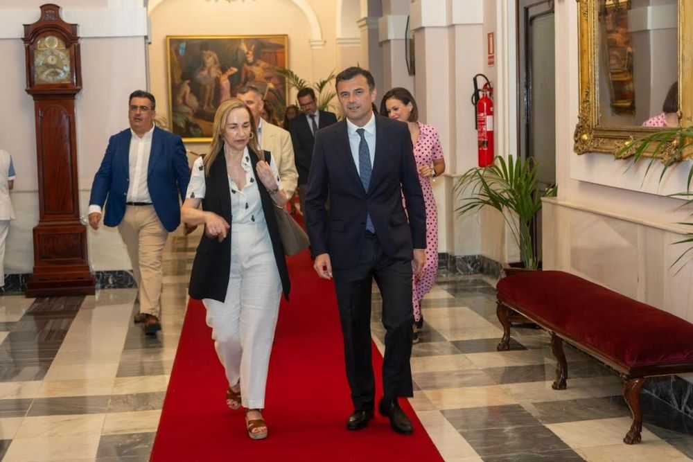 El vicepresidente primero de la Diputación de Cádiz, Juancho Ortiz, junto a la embajadora de Uruguay en España, Teresa Ayala.&nbsp;