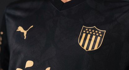 Peñarol presentó “la carbonera”, su nueva camiseta negra 2025