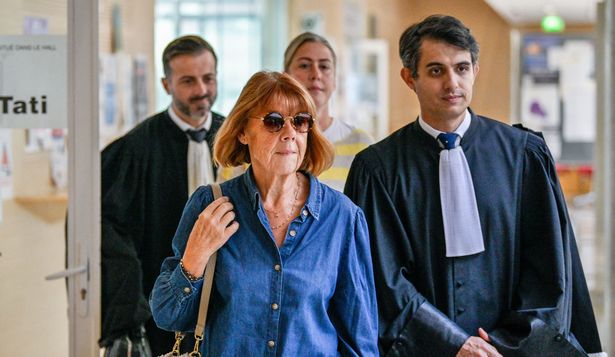 Gisele Pelicot ingresa a una audiencia del juicio en Francia contra su marido y otros 50 hombres acusados de violarla cuando estaba en estado inconsciente. 