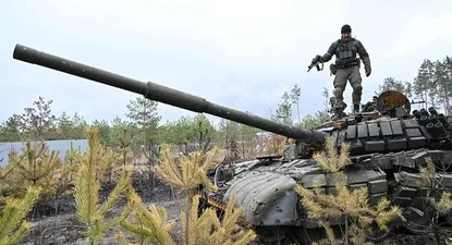 Un soldado ucraniano sobre un tanque ruso destruido a las afueras de Kiev.