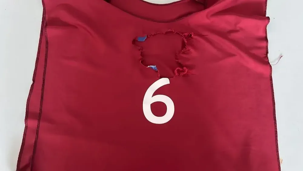 Así quedó el chaleco de prensa del fotógrafo partidario de Peñarol, quien cortó el escudo de Nacional en el clásico del domingo